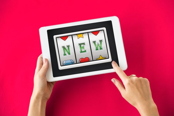 Pengguna membaca program loyalitas di ponsel
